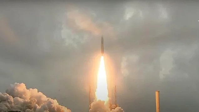 7. NASA, Hubble Uzay Teleskobu'nun yerini alması planlanan dünyanın en büyük ve en gelişmiş uzay teleskobu James Webb'in defalarca ertelenen fırlatma işlemini bugün gerçekleştirdi.