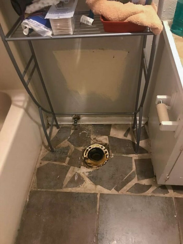 2. Вчера я рассталась со своим парнем. Я спала, пока он собирал вещи. Кстати, он украл мой туалет