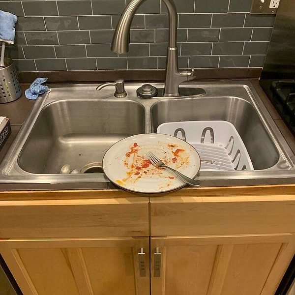 5. У нас есть посудомоечная машина, а мой муж все равно ставит использованную посуду вот так