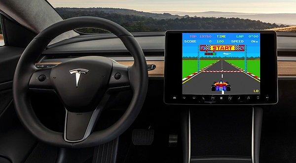 Konuyla ilgili Tesla, hareket halindeyken oyun oynamayı kapatacağını açıkladı. Karar, ABD Ulusal Otoyol Trafik Güvenliği Kurumu'nun (NHTSA) başlattığı inceleme sonrasında alındı.