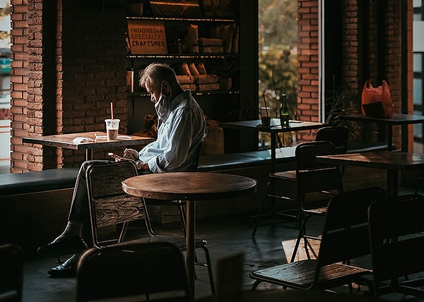 3. Заниматься в одиночку тем, что обычно считается социальной активностью. Например, поесть в ресторане, пойти на концерт, в спектакль или в кино