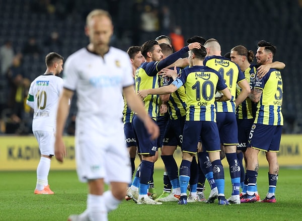 Bu sonuçla ligde 3 maç sonra kazanan Fenerbahçe ligin ilk yarısını 32 puanla tamamladı.