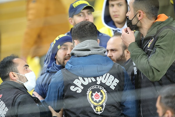 Fenerbahçe taraftarı maç sonrası "İstifa" diye tezahüratlar yaptı. Polis taraftarlara müdahale etti ve dışarı çıkarttı.