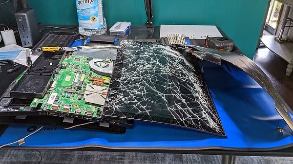 7. Клиент спросил меня, могу ли я что-нибудь восстановить. Однажды ночью он согнул его через колено в пьяной ярости. Жесткий диск был чудесным образом неповрежден, и я смог полностью починить его