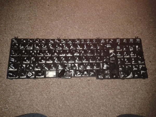 10. Когда я был моложе, я пытался высушить клавиатуру ноутбука, поставив ее в духовку на низком уровне