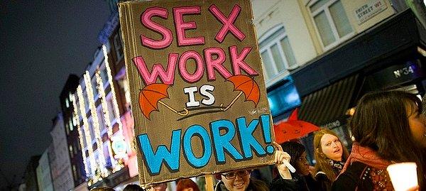 Şimdi ise sizi başka bir tartışmaya götürmek istiyorum... Son yıllarda sosyal medyada, bazı makalelerde ele alınan ve bir türlü ortaklaşamadığımız bir konu: Seks işçiliği işçilik midir?