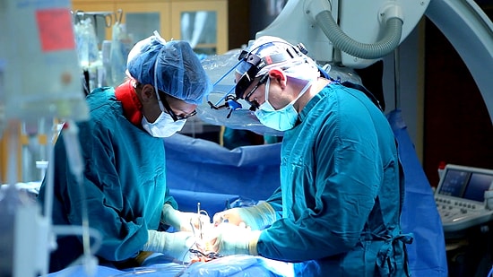 Daily Mail: Türkiye'de Bazı Klinikler Reşit Olmayan Kişilere Mide Küçültme Ameliyatı Yapıyor