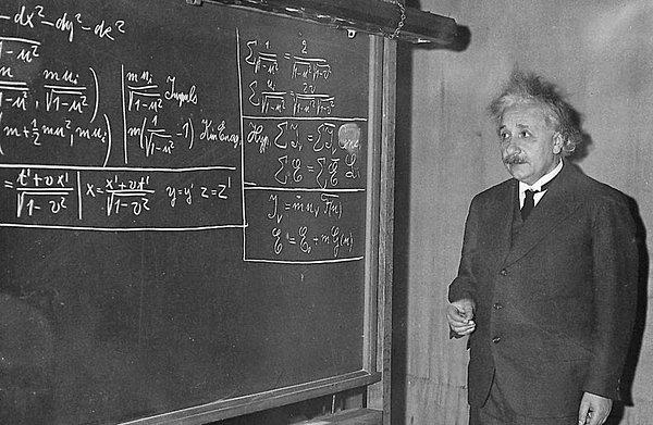 Zaman yolculuğunun fiziksel olarak mümkün olup olmadığı bir muamma olmaya devam ederken akıllara Einstein'ın izafiyet teorisi geliyor.