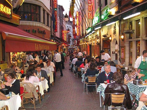 3. "Brüksel'de 'Rue des Bouchers' sokağına girmeyin bile. Turistler buranın yerel mekanlarla dolu olduğunu sanıyor ancak şehrin en kötü restoranları bu sokakta..."