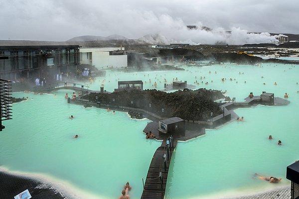 13. "İzlanda doğal kaplıcalarıyla ünlü olmasına rağmen Blue Lagoon'un girişi aşırı pahalı. Turistler giriş için hem 60-100 euro arası ödüyor hem de en basitinden bir tostu 20 euro'ya alabiliyorlar."