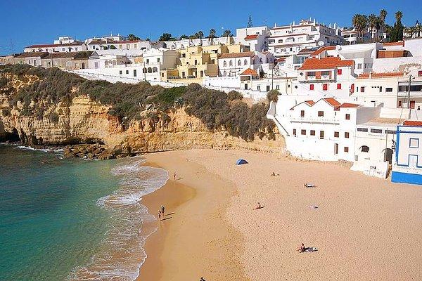17. "Portekiz'in Algarve bölgesinde doğup büyümüş biri olarak buradaki turist kalabalığından uzak durun derim. Onun yerine Sagres ve Vicentina kıyılarını gezebilirsiniz."