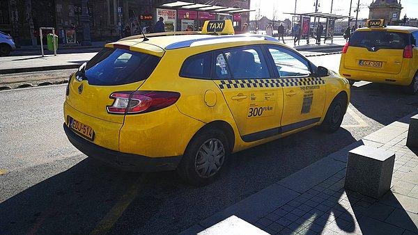 18. "Budapeşte'de sakın yoldan taksi çevirmeyin. Onun yerine mobil taksi uygulamalarına bakabilirsiniz. Benim başım taksilerle çok belaya girdi."