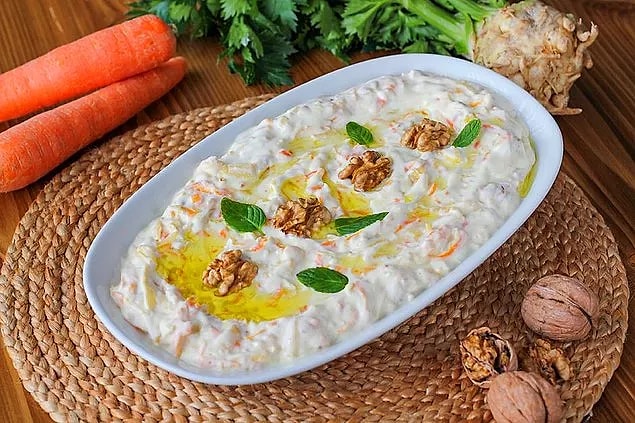 Yoğurtlu mezeler olmazsa yılbaşı eksik kalır.