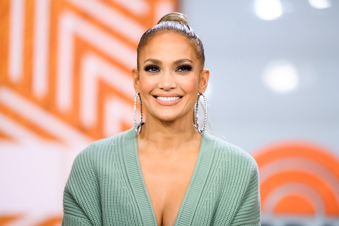 Gençlere Taş Çıkarıyor! Jennifer Lopez'in Saten Kimonolu ve Makyajsız Hali Hayran Bıraktı