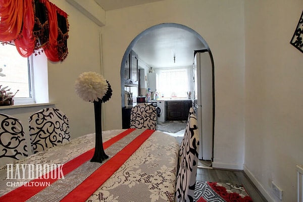 9. Проверьте, нет ли остатков на щетке для унитаза, прежде чем делать ее центром внимания в столовой.