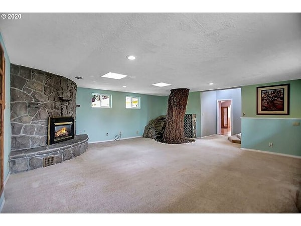 10. Осенью на верхнем этаже можно наблюдать листопад.