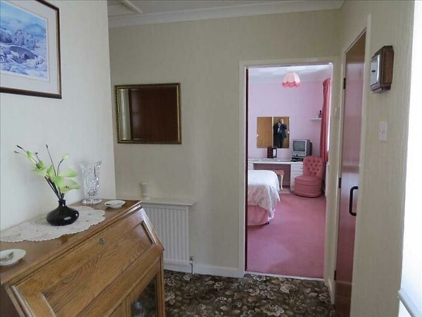 17. Годы практики окупились для Джеффа, когда он сделал безупречное случайное селфи из другой комнаты.