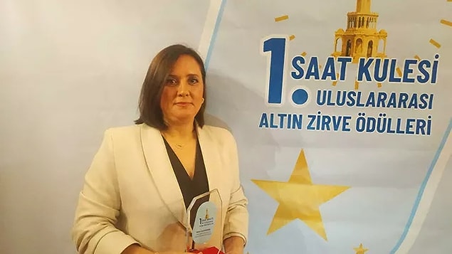 Biz de bu vesileyle 1. Saat Kulesi Uluslararası Altın Zirve Ödülleri'nde programın en dikkat çeken ödülünü almayı başaran Sevim Hanım'ı kutluyoruz! 😍