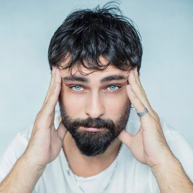 Oyunculuğa aslında çok küçük yaşta başlamış Onur Bey. Eee işte o zamanlardan belliymiş başarılı olacağı diyebilir miyiz? Bence diyebiliriz.