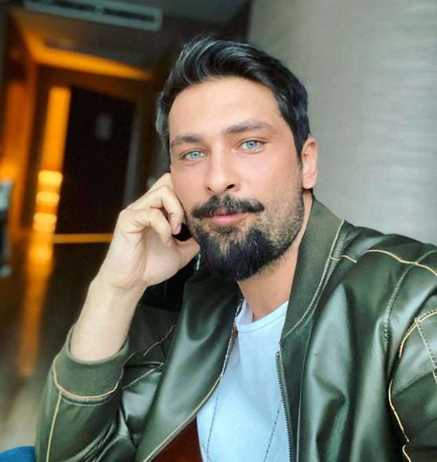On parmağında on marifet anlayacağınız. Kendisi Dokuz Eylül Üniversitesi’nde önce İktisat Bölümü’nü bitirmiş.