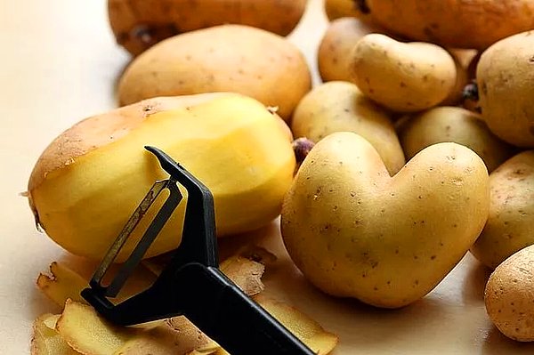 2. Orta Çağ'da köylüler patates yemiyordu çünkü patates Avrupa'ya 1500'lü yıllardan sonra geldi.