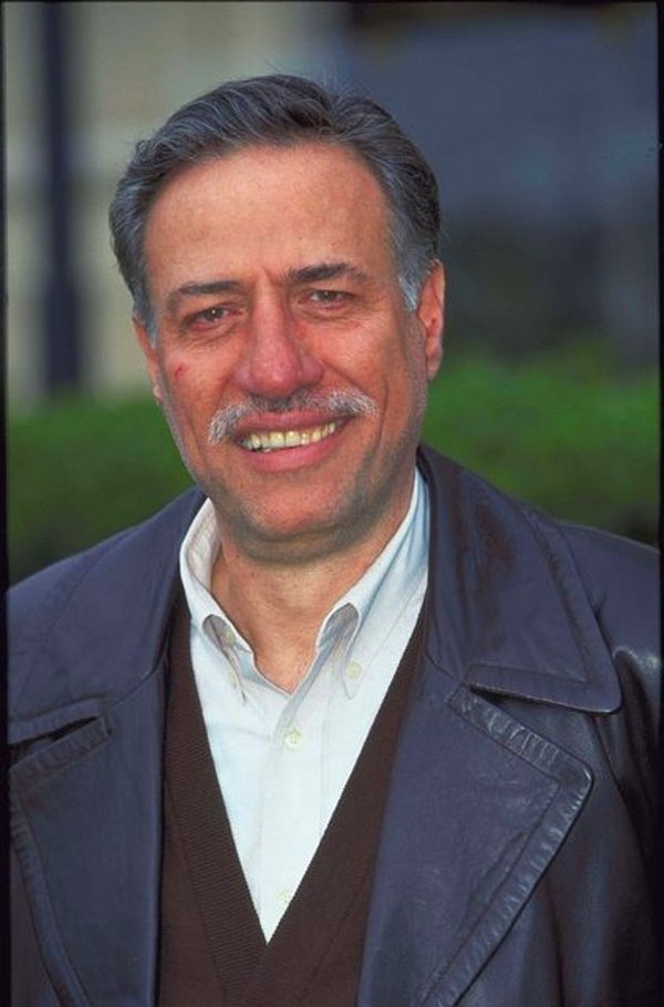 Kemal Sunal 3 Temmuz 2000 tarihinde bindiği uçakta kalp krizi geçirerek vefat etmiştir.