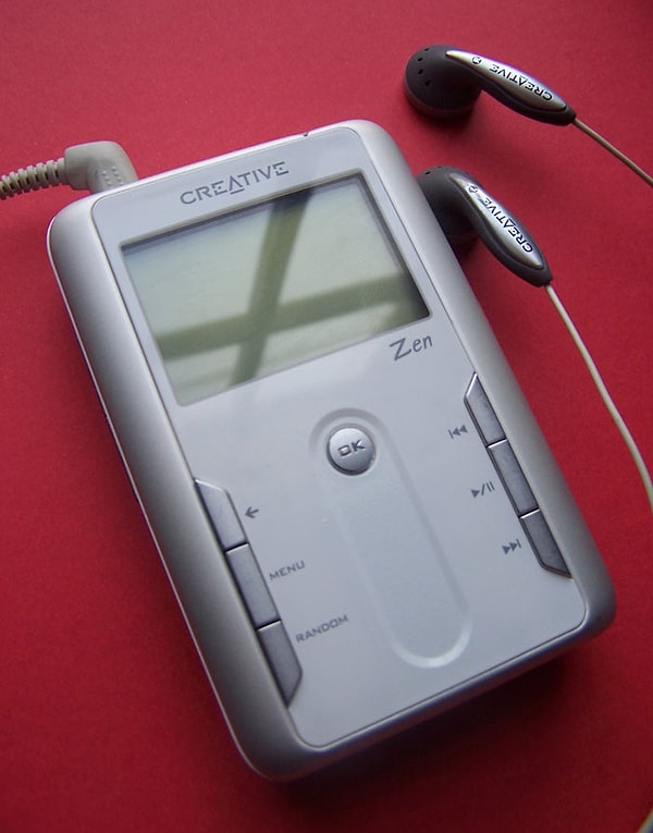 6. Любое специальное устройство для воспроизведения музыки, которое сейчас просто стало неотъемлемой частью вашего телефона