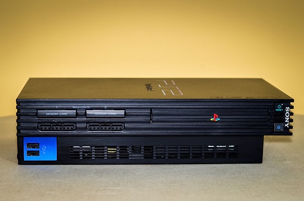 10. PlayStation 2. Это была самая горячая вещь в 2000 году