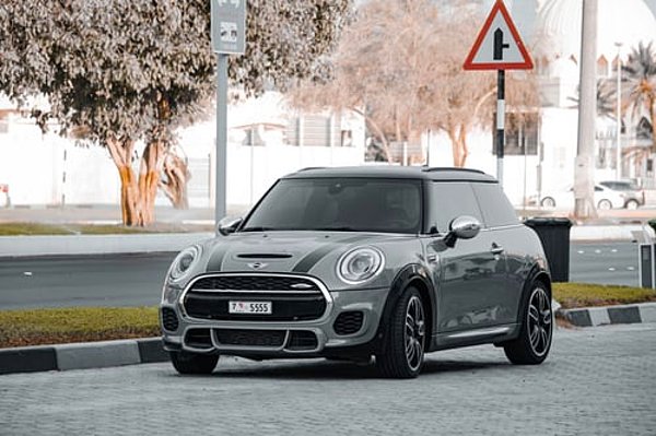 İlk spor arabasının bir arkadaşından aldığı Mini Cooper S olduğunu öğreniyoruz.