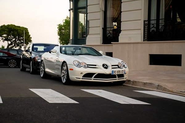 Bugün Mercedes SLR McLaren, RS 4 (B7), GL 65 AMG ve dünyada sadece beş adet üretilen Bugatti Veyron Pur Sang dahil olmak üzere birçok spor ve eski model arabaya sahip.