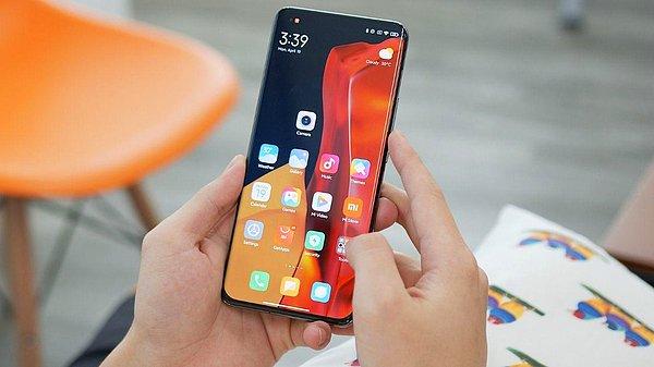 14. Çinli teknoloji devi Xiaomi, merakla beklenen yeni akıllı telefonu Xiaomi 12'yi ve beraberinde Xiaomi 12 Pro ile yeni arayüzü MIUI 13'ü tanıttı.