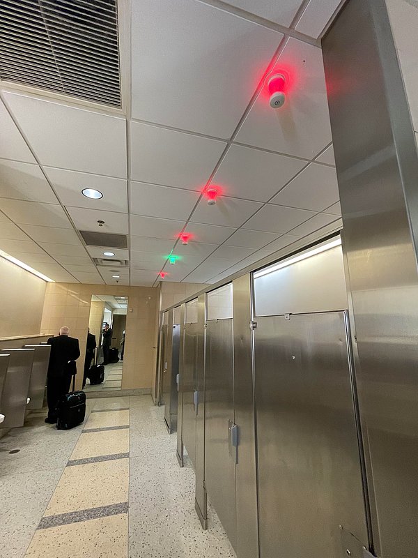 6. Tuvaletlerde hangi kabinin boş olduğunu anlayana kadar çektiğimiz çileye son vererek dolu kabine kırmızı sensörlü ışık taktırılmış.