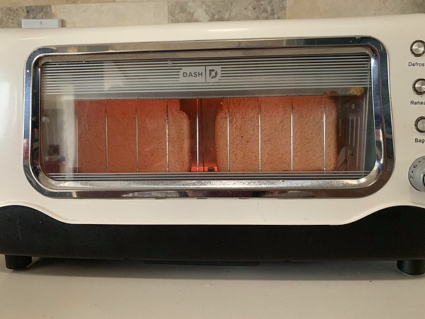 24. Küçük penceresi olan bu tost makinesinde ekmeklerinizin nasıl kızardığını izleyebilirsiniz.