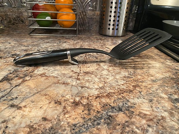 25. Küçük mekanizmasıyla tezgaha değmeyen spatulanız sizi ekstra temizlikten kurtaracaktır.
