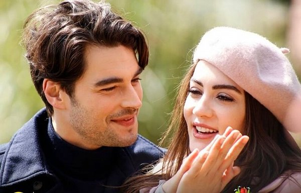 Başrollerini Burcu Özberk ve Akın Akınözü'nün paylaştığı dizi: ''Aslan Ailem''