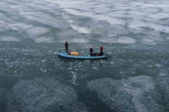 Donan Beyşehir Gölü'nde Adada Tek Başına Yaşayan At İçin Tekneyle Yem Götüren Güzel İnsanlar