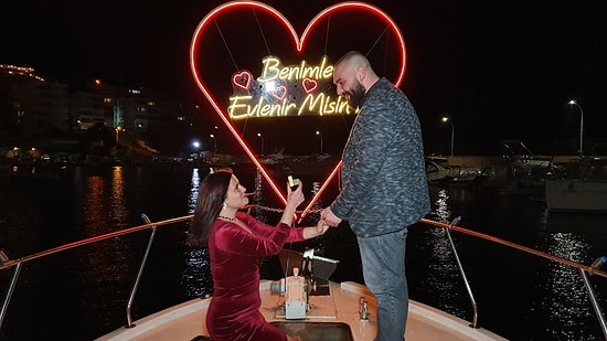 Sevdiği Adama Teknede Diz Çöküp Evlilik Teklifi Yapan Kadından Alkışlanacak Hareket