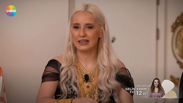 "Bu ışıltılı hayatı ben seçtim" diyen gelinimizin gerçekten ışıltılı bir hayat yaşadığını, gözlerimizi kör edecek olan takılarından anlayabilirsiniz. Takılar, mobilyalar derken sıra düğün masrafına geliyor.