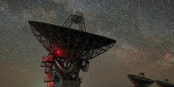 Bu evrensel hız sınırı nedeniyle teleskoplar bir nevi zaman makineleri olarak görülebilir.