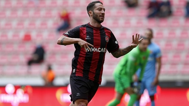 Bu sezon ligde forma giydiği 15 maçta 7 gol atan İtalyan futbolcu, Kayserispor'a da gol atmıştı. 12 Ocak'ta başlayacak olan ara transfer dönemi öncesi Kayseri ekibinin transfer yasağını kaldırması gerekiyor.
