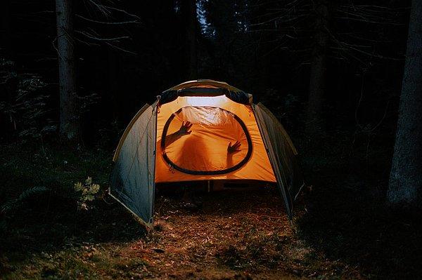 7. Kamp ateşi oyunu: Yatak odanızı bir kamp alanına çevirin ve kamp alanında ilişki yaşıyor gibi hissedin!