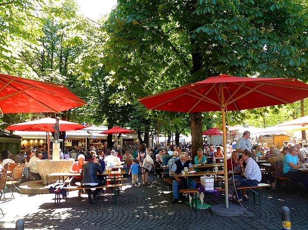 2. "Almanya'da durum tam tersi, halka açık park ve bahçelerde insanlar güvenle oturup keyifli sohbet edebiliyor ve içki içebiliyorlar."