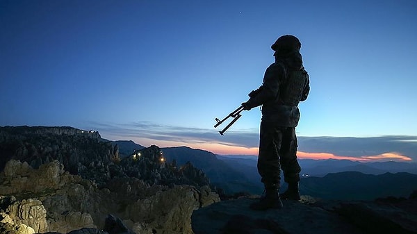 Sonra da Van’da askere gitmiş kendisi. Kendisi dağdayken Adem Bey’e eşinden bir mektup gelmiş ancak hemen vermemişler mektubu, sıkıntılı bir durum yaşamaması için.