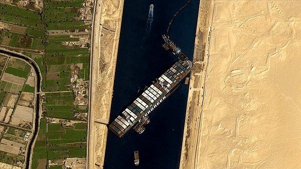 22. 26 Mart - 400 metre uzunluğundaki dev kuru yük gemisinin Süveyş Kanalı'nda çapraz bir şekilde karaya oturarak geçişlerin durmasına neden olması.
