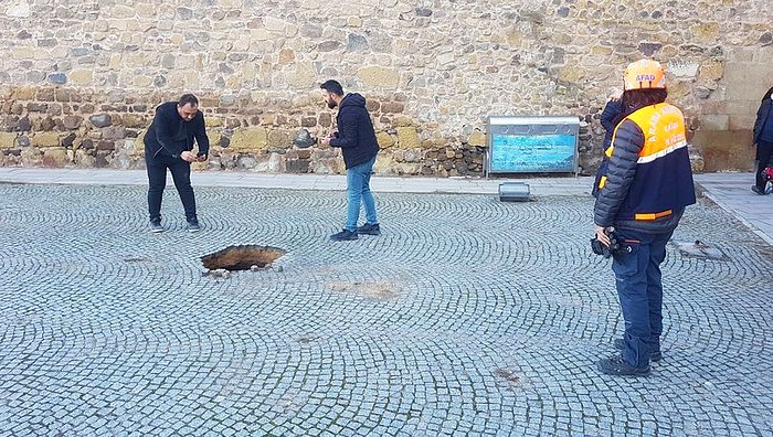 Niğde Kalesi'ni Gezen Kadın, Yol Çökünce Kazı Yapan Definecilerin Üzerine Düştü