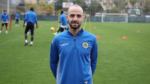 Bordo-mavili ekip, Alanyaspor’dan Efecan Karaca’nın transferinde sona yaklaştı.