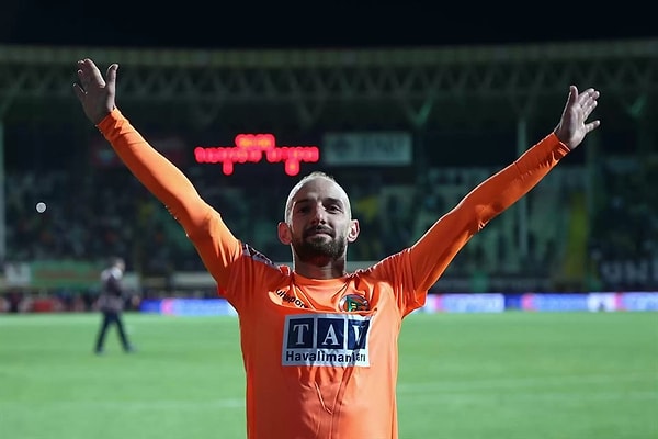 Başarılı futbolcu, 2013'ten beri formasını giydiği Alanyaspor yönetiminden kendisine anlayış gösterilmesini istedi.