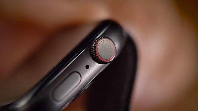 Apple Watch Series 7 ile tasarım konusunda hayal kırıklığına uğratan şirket, yeni modeli için çalışmalara başladı. Sızdırılan patente göre, Apple’ın bir sonraki akıllı saatinde kurma kolu yerine optik sensör kullanılacak.