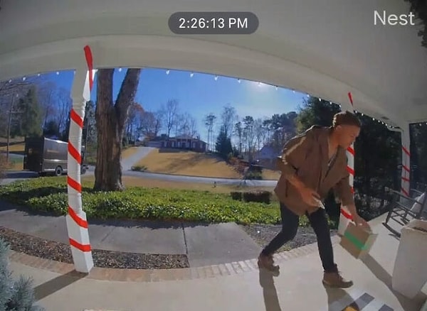 Вспомнив дом, который он обслуживал в начале ноября, Даллен, недавно ставший отцом, изо всех сил старался поздравить семью с рождением новорожденного.