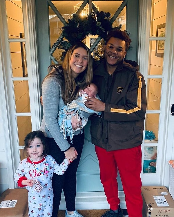 Через несколько недель после того, как Джессика нашла запись на камере дверного звонка, она и Даллен, курьер, наконец, смогли встретиться лично.